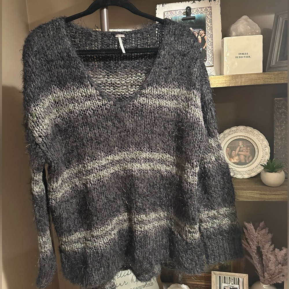 Free people medium sweater! In perfect condition and super cute!